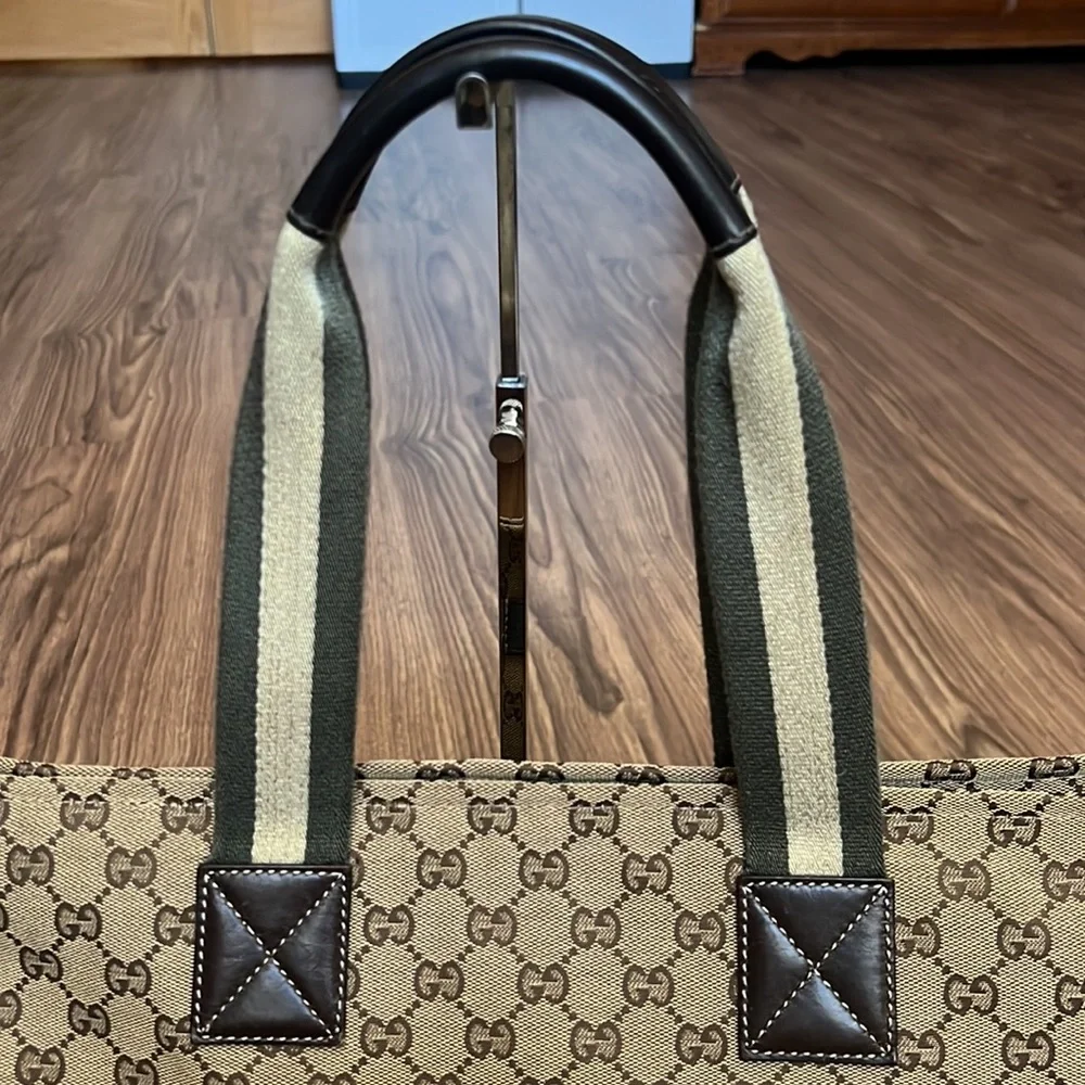 A32- 💯 % authentic Gucci shoulder bag - Picture 14 of 16